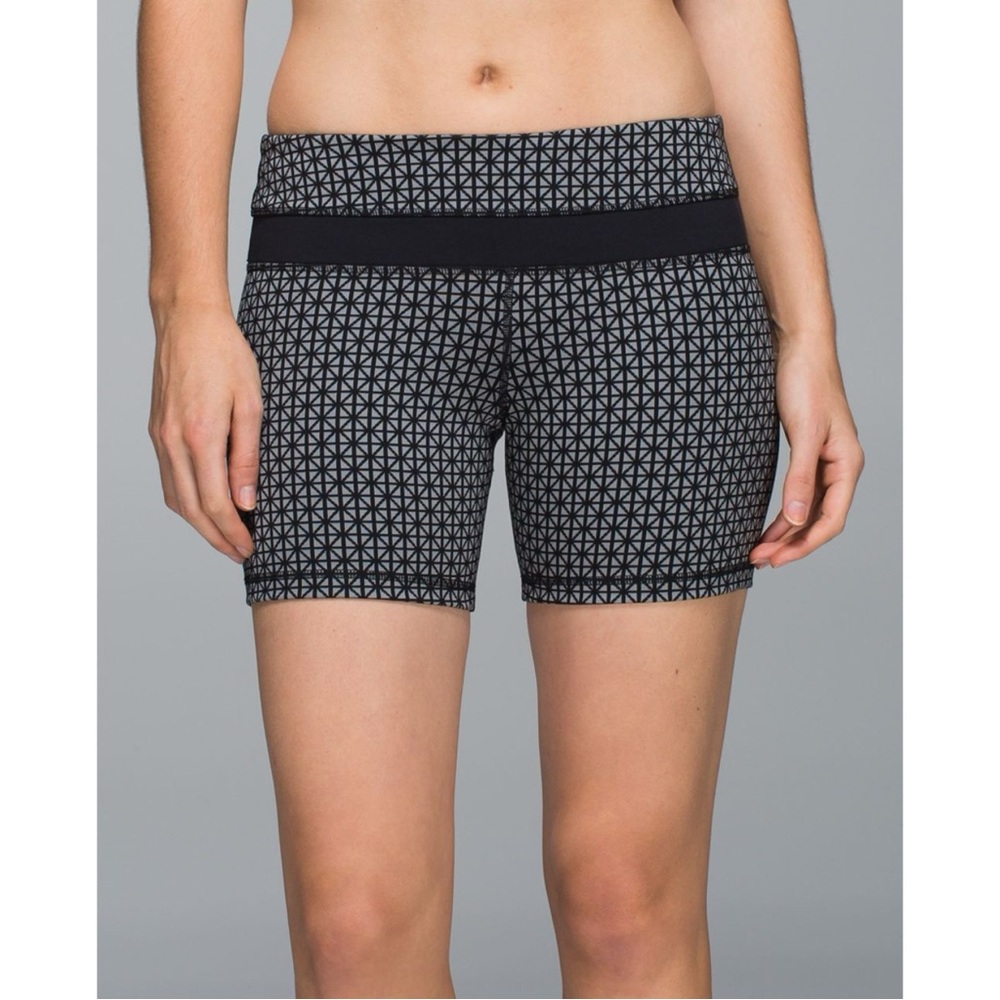 Lululemon “Groove Short” Full-On Luon: Rare Pattern (Tri-Geo Silver Spoon Black)